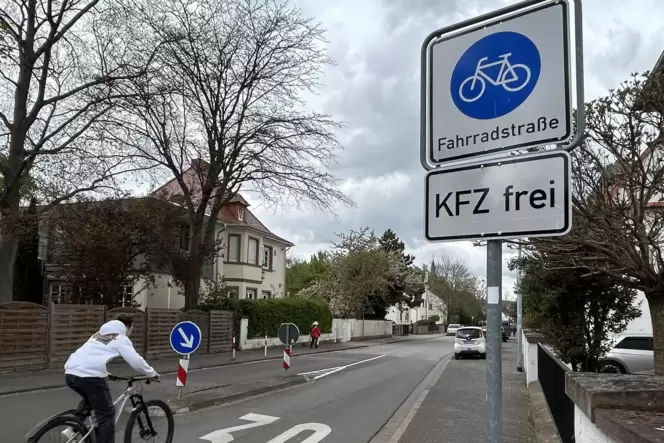 Momentan weisen nur Schilder auf die veränderte Verkehrsführung im Kreuzerweg hin. Momentan weisen nur Schilder auf die veränderte Verkehrsführung im Kreuzerweg hin.