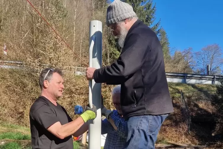 Viele Helfer unterst&uuml;tzten Tierhalter Marc Jankowitsch. 