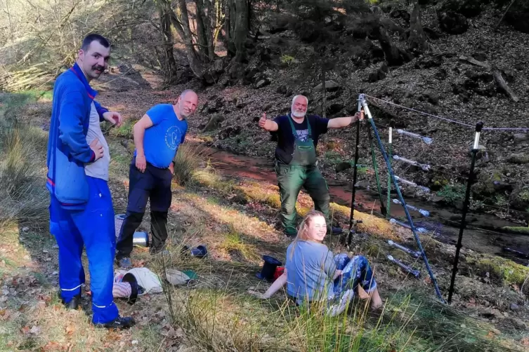 Viele Helfer unterst&uuml;tzten Tierhalter Marc Jankowitsch. 
