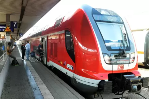 Am Mannheimer Hauptbahnhof hat eine 39-Jährige einen Mann angegriffen.