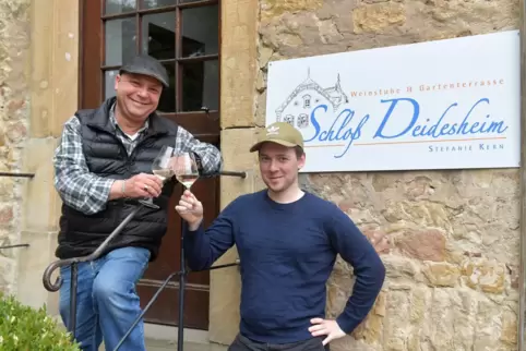  Joshua Leise (rechts) übernimmt mit Simi Berst die Führung im Schloss Deidesheim.