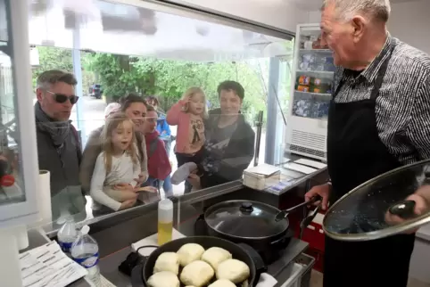 Ante Basic bereitet an der Sesselbahn in Edenkoben Dampfnudeln zu. Familie Müßig aus Wachenheim und Familie Wittmeier aus Mainz 