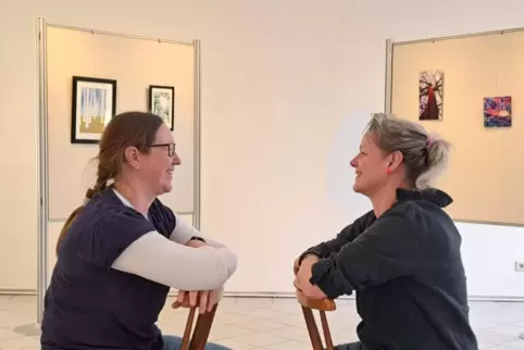 Mit ihren Zeichnungen und Fotografien treten Damaris Helwig (links) und Simone Johanna Rosenkranz in einen künstlerischen Dialog