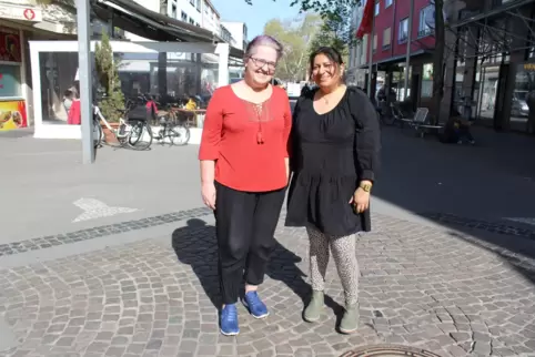  Sylvia Schaich (links) und Sandra Schwamborn haben mit dem Kopfsteinpflaster in der Innenstadt zu kämpfen.