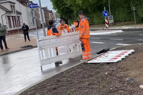 Arbeiter der Firma Eurovia räumen am Donnerstag die Barrieren an der Parkplatz-Zufahrt ab. Arbeiter der Firma Eurovia räumen am Donnerstag die Barrieren an der Parkplatz-Zufahrt ab.