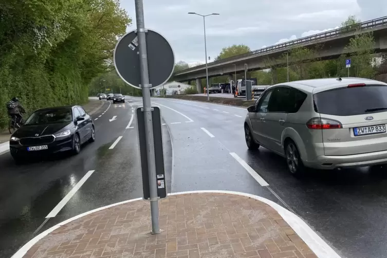 Ab sofort erleichtert eine Verkehrsinsel das &Uuml;berqueren der Landauer Stra&szlig;e.