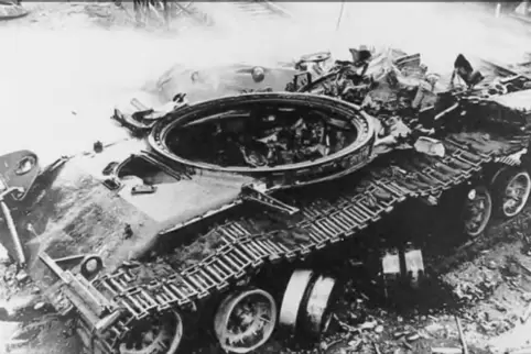 Turm und Geschütz weggerissen: der Panzer nach der Explosion. 