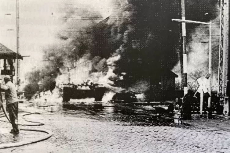 In schwarze Rauchwolken geh&uuml;llt: der brennende Panzer.