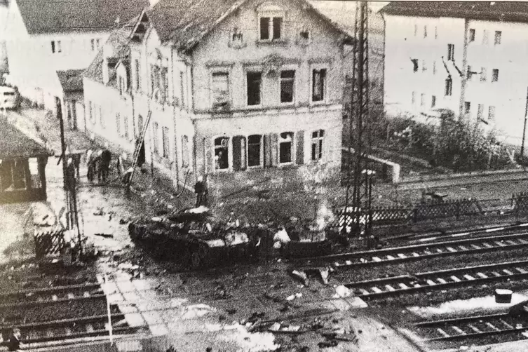 Auf den Bahngleisen ist der Panzer zum Stehen gekommen. 
