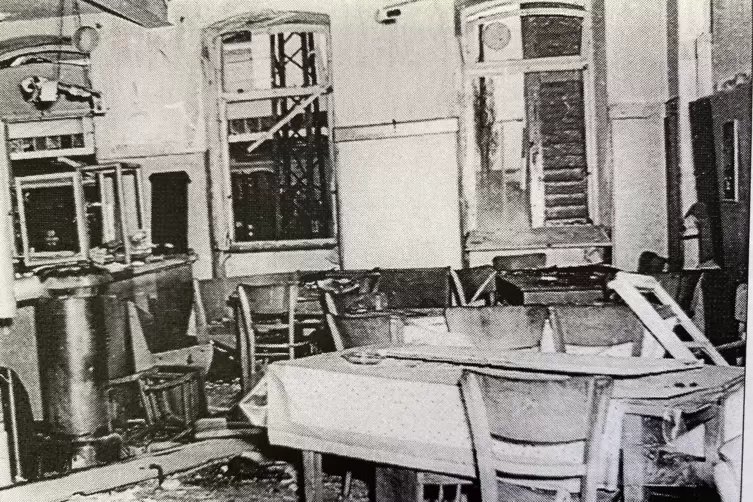 Bild der Verw&uuml;stung: Blick in die schwer besch&auml;digte Gastst&auml;tte &bdquo;Zum Bahnhof&ldquo;. 