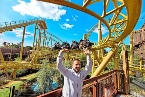Mathias Scherz vor der Achterbahn Storm Chaser in Paultons Park in England.