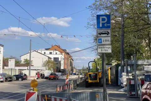 Bauzäune, Absperrungen und Bagger: derzeit Alltag in der Frankenthaler Straße.