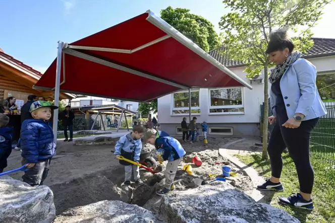 Im Schatten im Sand buddeln, das haben Heßheimer Kinder im Beisein der angehenden Erzieherin Oxana Kerkesner am Mittwoch vorgefü Im Schatten im Sand buddeln, das haben Heßheimer Kinder im Beisein der angehenden Erzieherin Oxana Kerkesner am Mittwoch vorgefü