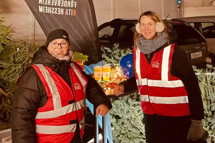 Nicole Hanewald (links) und Nadine Charrier beim beim He&szlig;heimer Weihnachtsmarkt im Einsatz f&uuml;r den F&ouml;rderverein. &bdquo;Da haben wir a