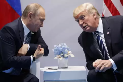 Durch sein bedingungsloses Nachgeben gegenüber Putin (links) sendet Trump ein Signal der Schwäche in die Welt.