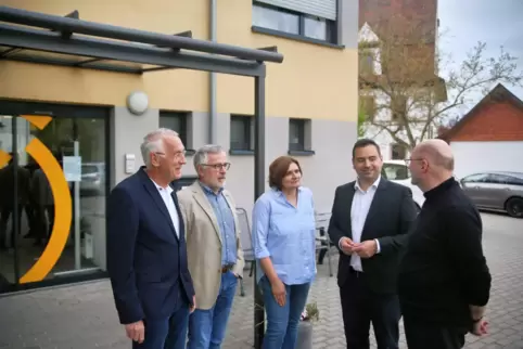 Bürgermeisterkandidat Michael Daniel begrüßt Experten zum Thema medizinische Versorgung (von links): Reinhard Reiser, Leo Reise,