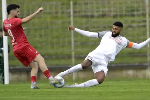 Voller Einsatz: Arminias Innenverteidiger Wal Fall (rechts) klärt gegen Mert Özkaya (VfR Wormatia Worms). 
