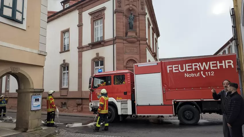 Brand in der Wachenheimer Innenstadt: Großes Aufgebot der Feuerwehr.