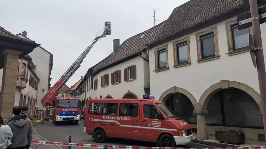 Die Weinstraße blieb gesperrt bis in die Nacht.