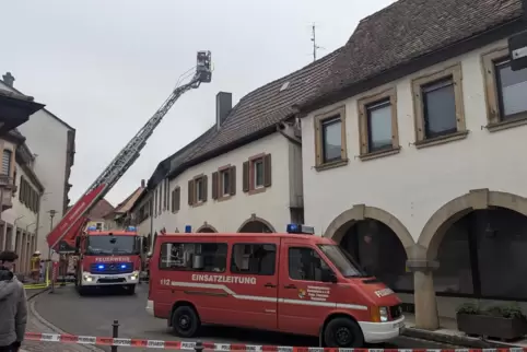 Die Weinstraße blieb gesperrt bis in die Nacht.