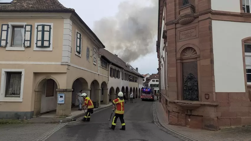 Rauchschwaden über einem Gebäude in der Wachenheimer Innenstadt.