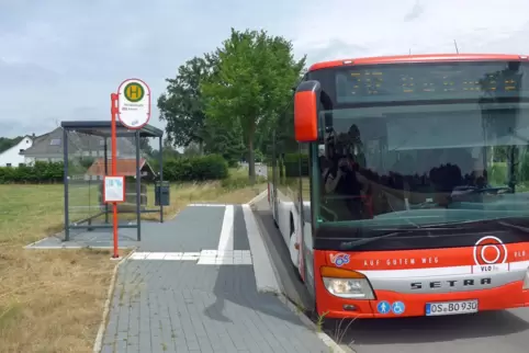 Leichter Ein- und Ausstieg: Barrierefreie Bushaltestellen haben einen erhöhten Bordstein. 