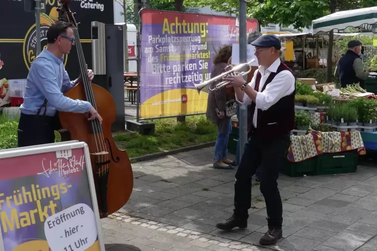 Mobiles Jazz Duo: Frowin Ickler am Kontrabass und Ralph &bdquo;Mosch&ldquo; Himmler an der Trompete; zusammen sind sie Busker Deluxe.
