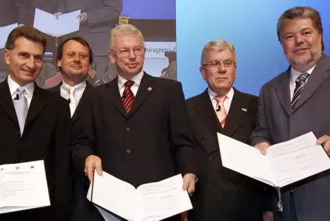 Juli 2005 im Mannheimer Rosengarten (vorne von links): die Ministerpräsidenten Günther Oettinger (Baden Württemberg), Roland Koc