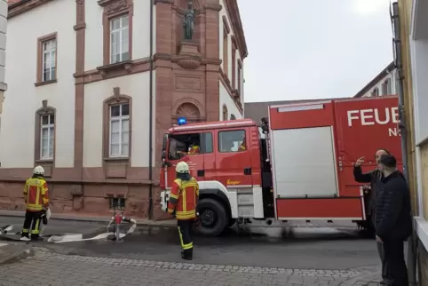 Eng und verwinkelt: Die Gebäudestruktur im Wachenheimer Zentrum stellte die Wehren vor Herausforderungen.