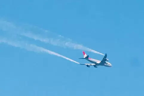 Eine Boeing 747-800 lässt Kerosin ab. Das Foto entstand nördlich von Pirmasens.