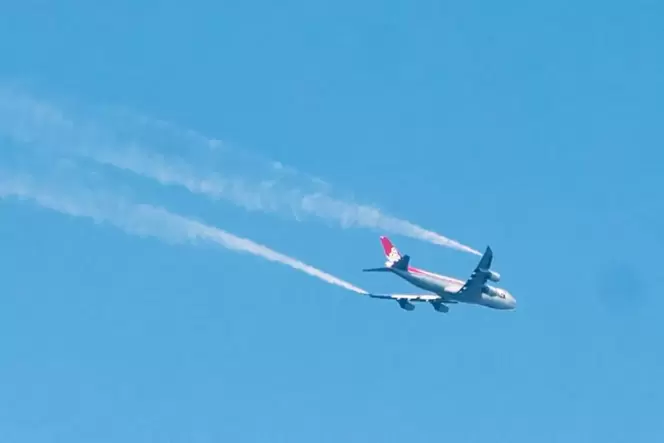 Eine Boeing lässt Kerosin ab. Das Foto entstand nördlich von Pirmasens.