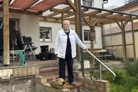 Cornelie Mattern auf ihrer Terrasse: Für die Reinigung des Dachs musste sie 2000 Euro bezahlen. 