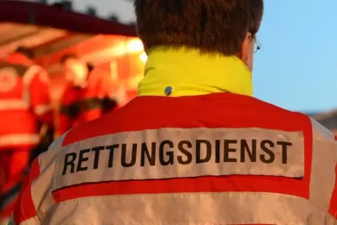 Um den Rettungsdienst zu unterstützen, brachten die Wehrleute die verletzte Person mit einer Trage zum Rettungswagen. 