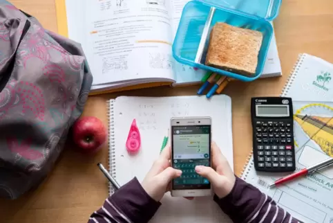Handy des Anstoßes: Sollen bereits Grundschüler ein Smartphone oder eine Smartwatch haben und auch während der Schulzeit nutzen 