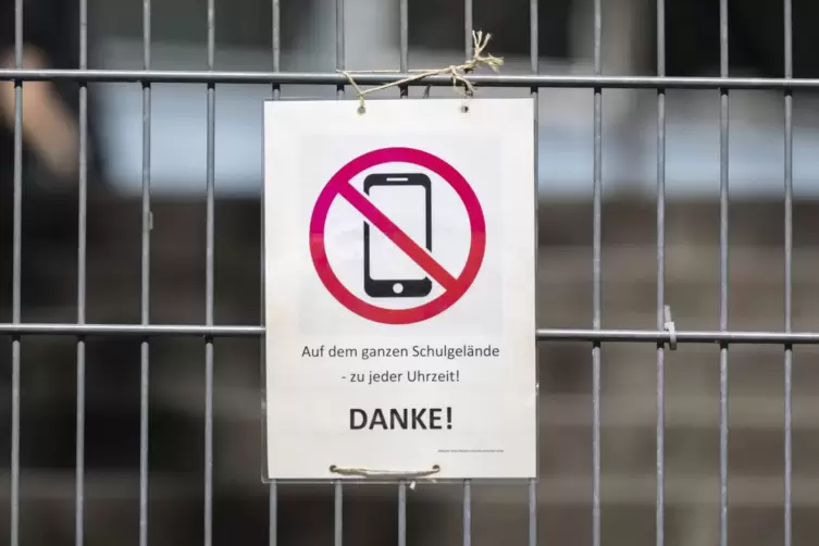 Wir m&uuml;ssen drau&szlig;en bleiben: Schulen in Rheinland-Pfalz d&uuml;rfen per Schulordnung private digitale Endger&auml;te ausschlie&szlig;en. 