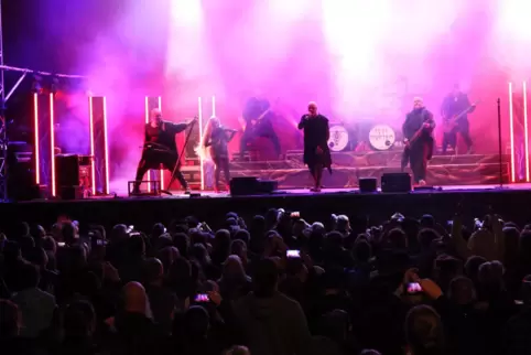 Subway to Sally beendeten als letzter Act das „Hexentanz“-Festival 2025 auf der Burg Lichtenberg. 