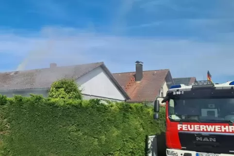 Rauch kam aus dem Dach des Einfamilienhauses. 