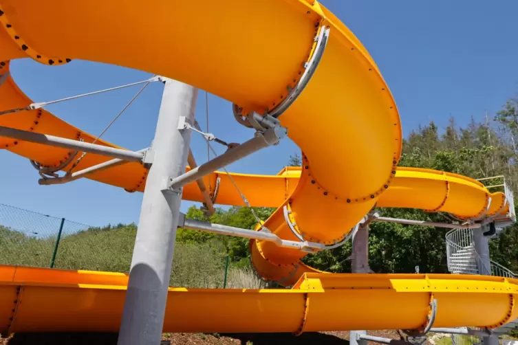 Die Rutsche ist eine der Attraktionen im Freibad Winnweiler.