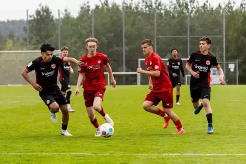 Kaum zu halten am Ball: Louis Mohr (FCK). Im Spiel der U17 gegen Eintracht Frankfurt. 