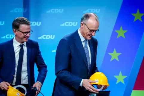 Ein Bauhelm als Geschenk für den wohl künftigen Regierungschef Friedrich Merz.