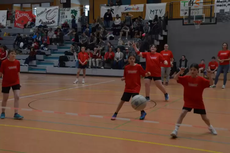 Die Sch&uuml;lerinnenmannschaft der Prellballer des TV Rieschweiler &ndash; hier (von links) mit Johanna Dewes, Lilli Roos, Antonia Wies, J