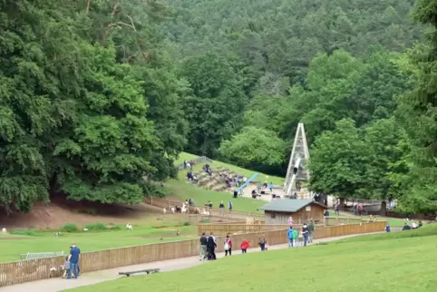 Ein beliebtes Ausflugsziel für Familien ist der Wild- und Wanderpark in Silz, der auch mit dem Bus der Linie 531 erreicht werden
