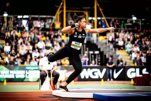 Bei der deutschen Hallenmeisterschaft gewann Yemisi Ogunleye souverän den Titel. Ihr Start in die Freiluft-Saison verschiebt sic