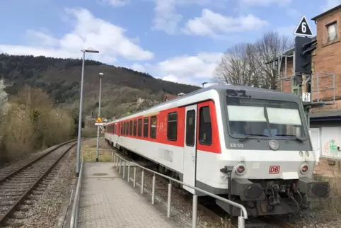 Die Triebwagen der Baureihe 628 mit Fernverkehrsfarben werden nun unter anderem auf der Lautertalbahn eingesetzt. Das Foto zeigt