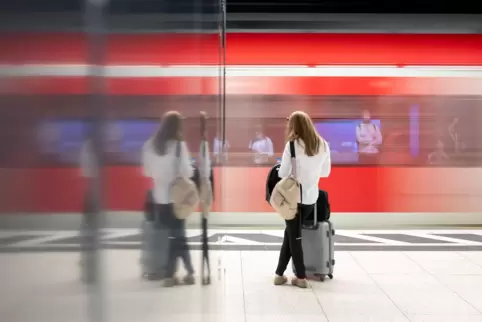 Aus Angst vor Männern vermeiden es viele junge Frauen, sich alleine an öffentlichen Orten wie Bahnhöfen aufzuhalten. 
