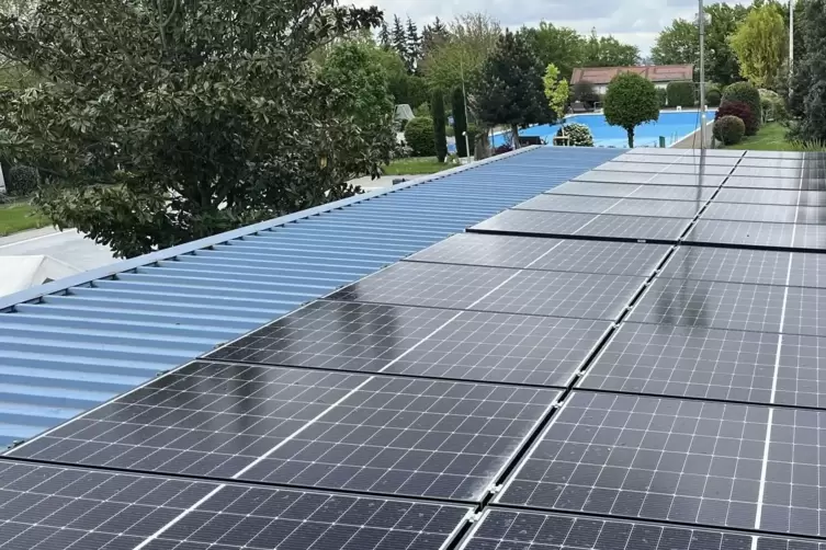 In Mu&szlig;bach war es wegen des Winds auf dem Flachdach nicht m&ouml;glich, die Solarmodule st&auml;rker geneigt aufzustellen. Das verringert 