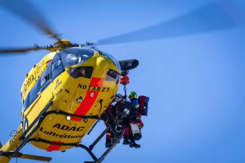 Hoch am Himmel: Ärzte und Sanitäter hängen am Seil.
