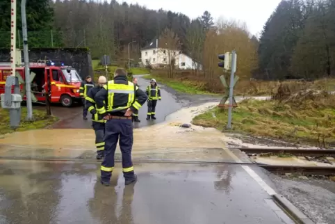 Nicht nur beim Pfingsthochwasser: In der Vergangenheit mussten Einsatzkräfte unter anderem am Bahnübergang Contwig-Stambach täti