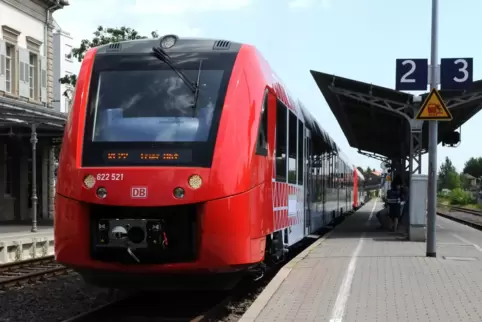 Ein Zug im Bahnhof Bad Dürkheim ist derzeit ein rarer Anblick. Ab 5. Mai sollen immerhin wieder etwa stündlich Züge nach Freinsh