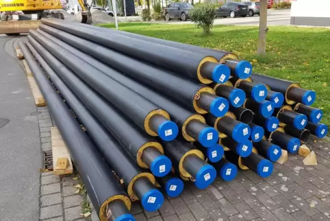 Fernwärme-Leitungen: bereit für den Einbau. 